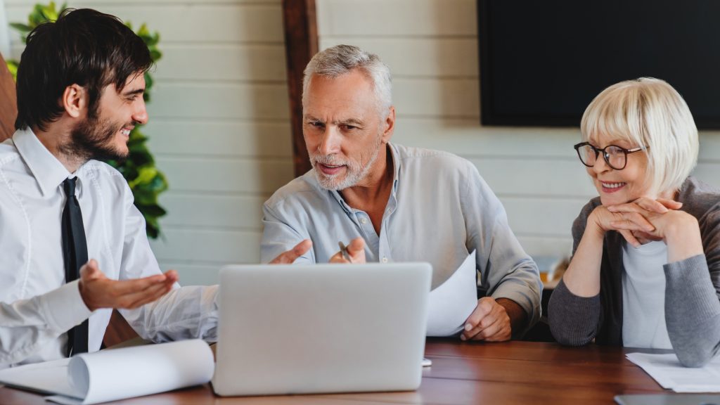 Inicio 9 Senior couple meeting with financial agent / advisor or real estate manager
