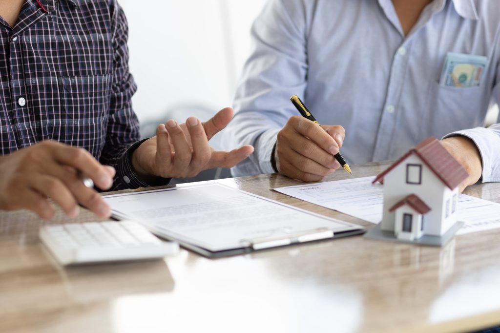 Inicio 5 Real estate consultant concept, legal agreement contract, rental, lease, mortgage.