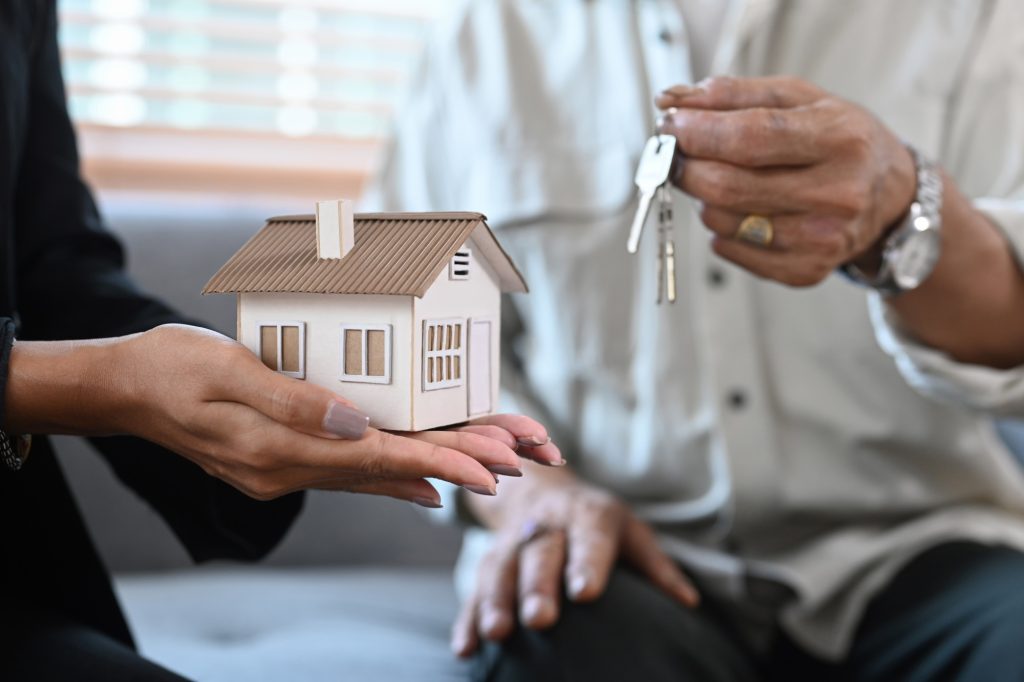 Inicio 4 Senior owners making sale purchase property with real estate agent.